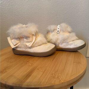 Gymboree Cream Faux Fur Baby/Toddler Boots.  Size 5